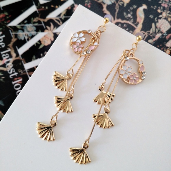 Jewelry - Gold fans floral dangle earrings NWOT